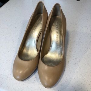 Beige leather platform heels by Antonio Melani 9.5